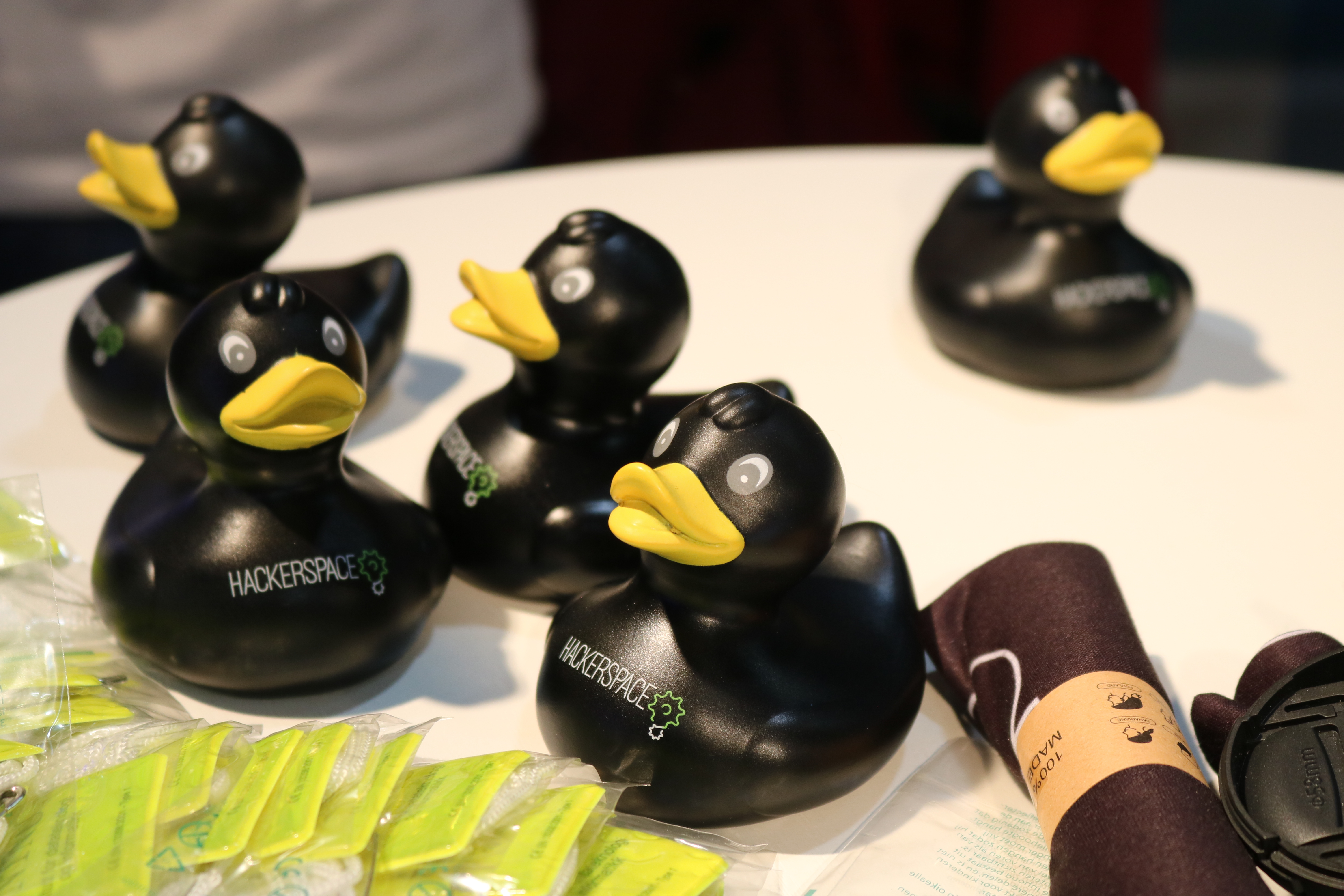 Bilde av gummiender merket med Hackerspace-logoen